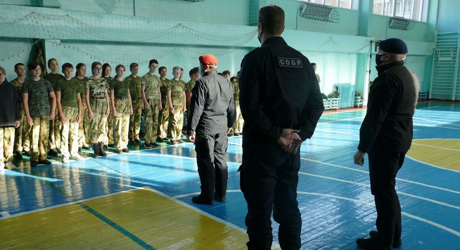 Сотрудники СОБР Росгвардии провели для иркутских школьников открытый урок физкультуры