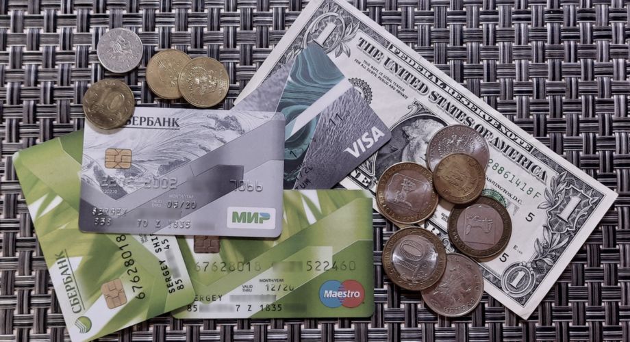 Visa и Mastercard заявили о приостановке своей деятельности в России