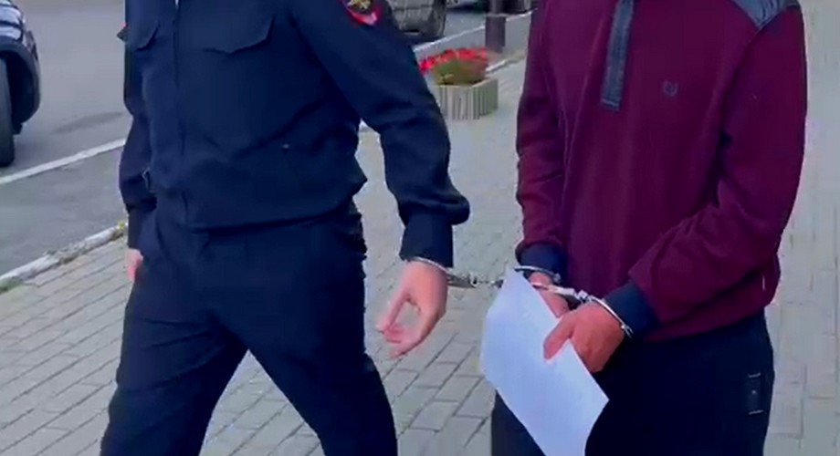 Пришел в гости к девушке и стал размахивать горлышком разбитой бутылки