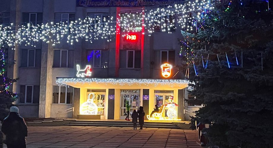 Главную площадь Кировска в ЛНР украсили к празднику благодаря поддержке иркутян