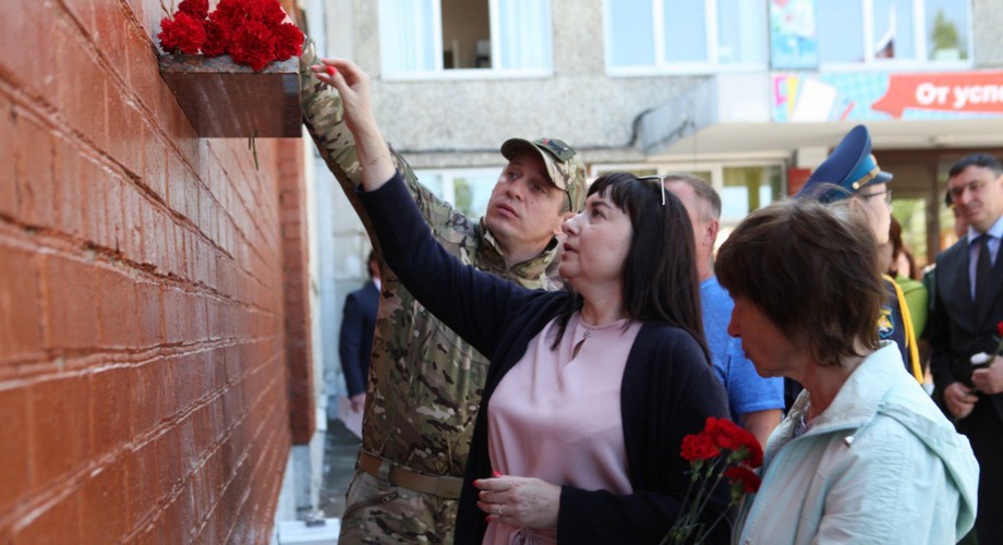 В Иркутске установили мемориальную доску участнику СВО Павлу Ковпаку