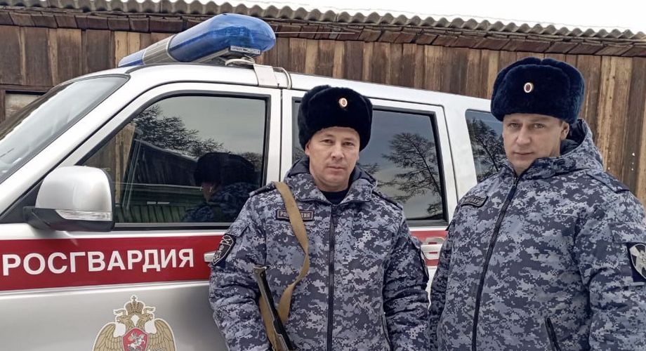 Росгвардейцы пришли на помощь маленьким девочкам, которые вышли на мороз в поисках мамы
