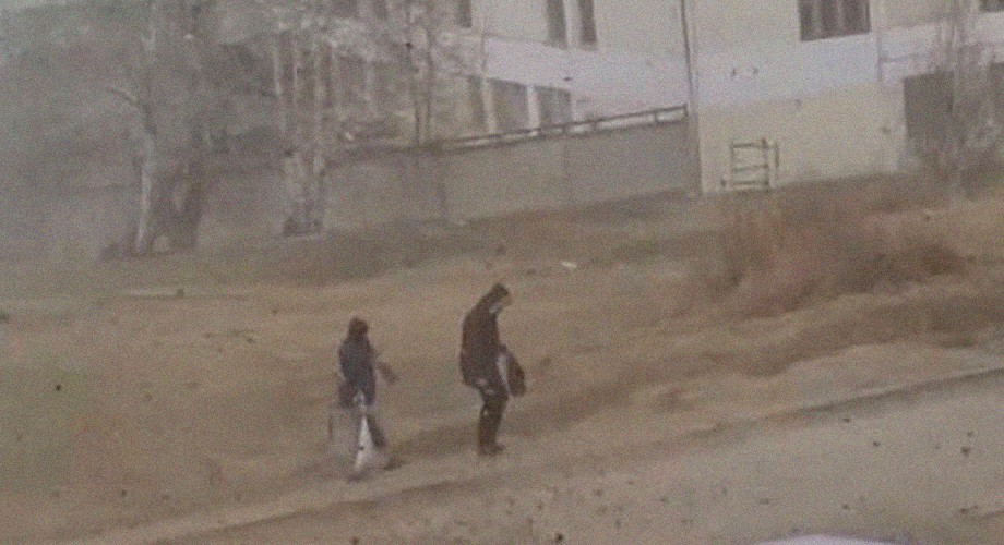 В Иркутске устраняют последствия сильного ветра 