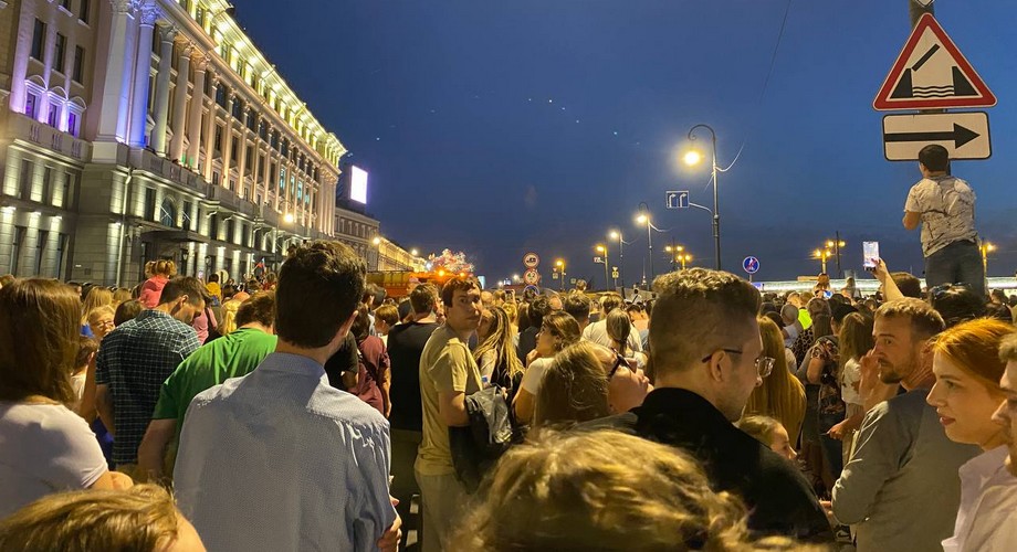 В Петербурге на празднике выпускников по Неве прошел брига «Россия» под алыми парусами