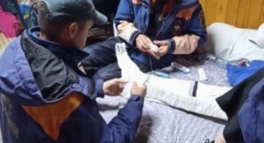 На Байкале спасатели МЧС оказали помощь двум туристам с травмами