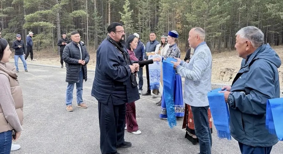 Стивен Сигал вновь посетил Бурятию: дацаны, Байкал и поиск корней